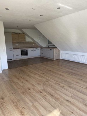 Moderne 4‑Zimmer Dachgeschosswohnung mit Balkon in Wiesenbronn