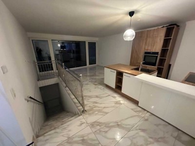 Geschmackvolle, neuwertige 4-Raum-Maisonette-Wohnung mit geh. Innenausstattung mit Balkon und EBK
