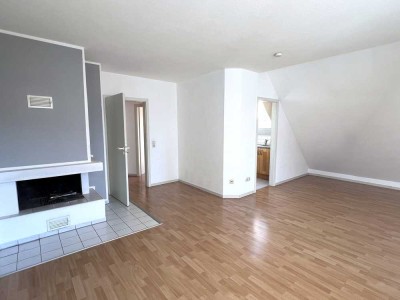 Kriftel - 2-Zimmer-DG-Wohnung mit Kamin, Balkon, EBK und TG-Stellplatz in ruhiger Wohnlage