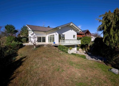 Zweifamilienhaus mit Potenzial: Ihr Traumhaus mit Weitblick in Berg