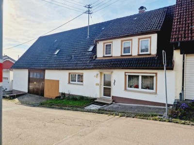 Renovierungsbedürftiges, grosszügiges Einfamilienhaus mit zusätzlichem Gartengrundstück