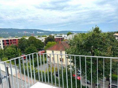 Wohnen über den Dächern der Stadt: Helle 2-Zimmer-Dachwohnung mit Weitblick