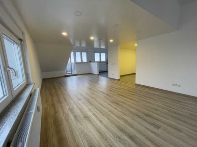 Stilvolle 2-Zimmer-Penthouse-Wohnung mit gehobener Innenausstattung mit Balkon und EBK in Kuppenheim