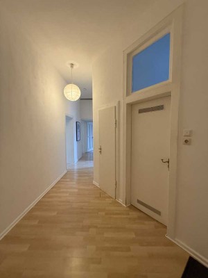 TOP Lage!  3 Zi Altbau Wohnung mit Balkon- in Rheinnähe