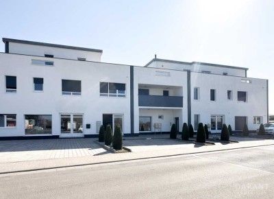 *** Neuwertige 3 Zimmer-Wohnung mit Balkon und zwei Stellplätzen ***