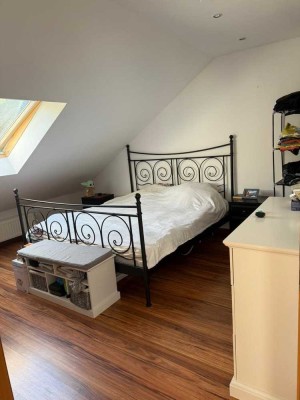 Stilvolle, geräumige und modernisierte 1,5-Zimmer-Wohnung mit Einbauküche in Düsseldorf