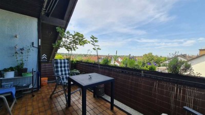 Lichtdurchflutete und modernisierte DG-Wohnung mit Balkon und Garage