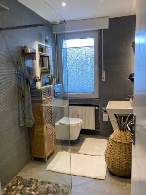 PRIVAT - Balkon, Einbauküche, 3 Zimmer