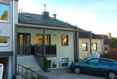 Geräumige, kernsanierte 4-Zimmer-Maisonette mit Stellplatz