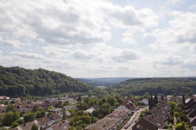 Gepflegte 3-Zimmer-Wohnung mit Einbauküche, Balkon (toller Fernblick) und Garage in Saarbrücken