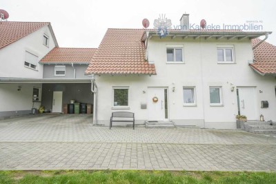 Direkt an der Bebauungsgrenze: Moderne DHH mit EBK, FBHZ, Carport und Garage