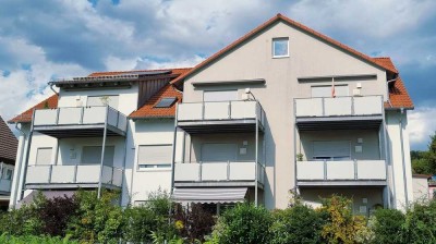 Moderne 2-Zimmer-Dachgeschosswohnung in zentraler Lage mit Einbauküche & Garage