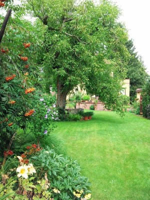 30er Jahre-Klassiker mit großem Garten und Gästehaus