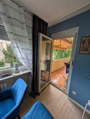 Großes Zimmer in 2er-Frauen-WG zu vermieten (in 89 qm Wohnung mit Balkon)
