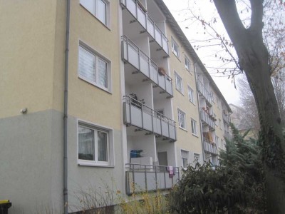 Top ! Sanierte/Renovierte 3-Zi.-Wohnung mit Balkon in zentraler Lage