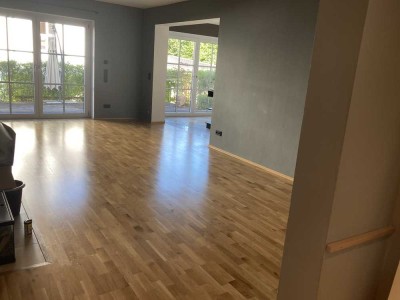 Stilvolle 3,5-Zi-Wohnung mit gehobener Ausstattung, Einbauküche, Kamin, Dampfbad, Terrasse + Garten