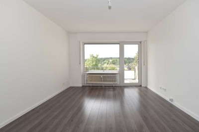 Helle 2 Zimmer Wohnung mit großem Balkon