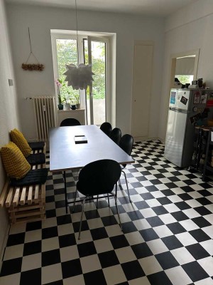 Modernisierte Altbauwohnung mit großer Wohnküche
