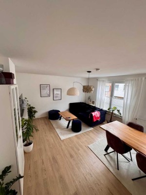 Modernisierte Wohnung mit drei Zimmern sowie Balkon und EBK in Hildesheim