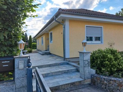 Großzügiger Bungalow mit Wintergarten, Einliegerwohnung, Photovoltaik & Baugrund – Ruhige Lage in Ru