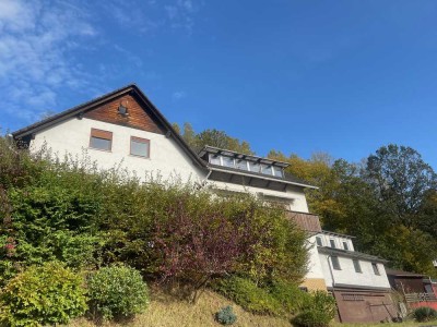 2-Familienhaus mit Nebengebäude und viel Stauraum in wunderbarer Fernblicklage!