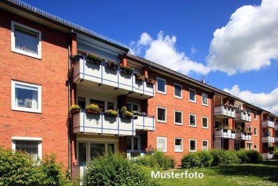 Wohn- und Geschäftshaus mit Balkon und Terrasse