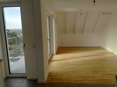 2-Zimmer-Dachgeschosswohnung mit gehobener Innenausstattung mit Balkon und EBK in Esslingen/Serach