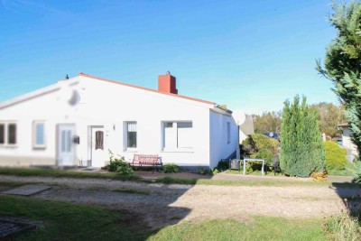 Wohnen, wo Rügen am ursprünglichsten ist –  3-Zi.-DHH + Bungalow mit Garten in Mönchgut-Gager