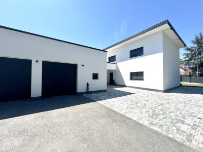 RUHE UND NATUR: Geräumiges Einfamilienhaus mit Doppelgarage und viel Stauraum