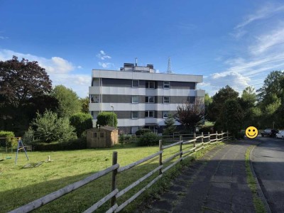 Gepflegte 2-Zimmer-Erdgeschosswohnung mit Loggia in ruhiger, grüner Lage