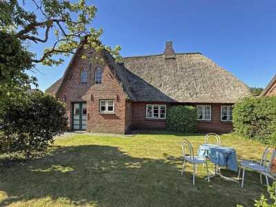 Historisches Friesenhaus in denkmalgeschützer Umgebung
