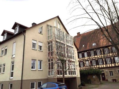 Helle 2-Zimmer-Dachgeschosswohnung mit Einbauküche, Stellplatz in zentraler Lage von Neuenstadt