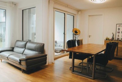 ERSTKLASSIG NEUWERTIGE 3-Zi.-Whg. MIT EINBAUKÜCHE, SÜD-BALKON UND TIEFGARAGE