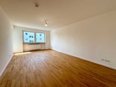 E & Co. - Helle und frisch renovierte 3,5- Zimmer Wohnung mit Balkon in Oberschleißheim