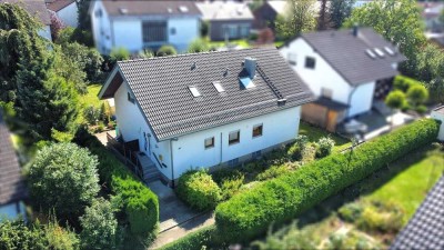Großzügiges Zweifamilienhaus mit Potenzial und Gartenidylle in ruhiger Lage von Jungingen!