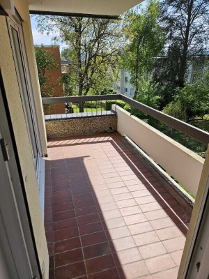 4-Zimmer Meitwohnung mit Balkon, Einbauküche und Einzelgarage.