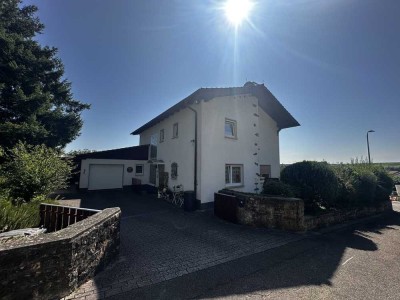 Wohnhaus mit Traumblick und idyllischer Lage an den Weinbergen, Garten, Hof und Garage