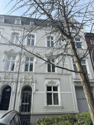 Wohnen im Altbau mit hohen Decken - Bad komplett saniert