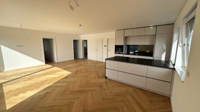 Neuwertige Wohnung mit drei Zimmern sowie Balkon und EBK in Mainaschaff