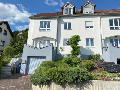 Helle 3-Zimmer-Wohnung mit Balkon, Terrasse, Garage und Blick ins Maintal