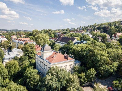 WOHNEN WIE IM SCHLOSS | Stilaltbauwohnung mit ca. 173m², 5 Zimmern &amp; 4,40m Raumhöhe | ca. 12m² Balkon geplant &amp; Parkplatz | sanierungsbedürftig