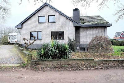 Vollunterkellerter Satteldachbungalow mit Garage