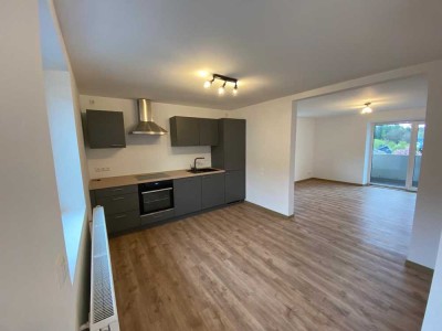 Sanierte Wohnung mit zweieinhalb Zimmern sowie Balkon und EBK in Kaiserslautern Waldrandlage.