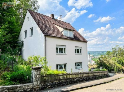 Neu renovierte Dachgeschoß- Wohnung mit Blick über Harburg in Bayern