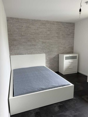 Charmante, teilmöblierte 5 Zimmer-Wohnung mit Süd-Ost Balkon zu vermieten.