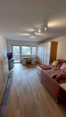 TOP LAGE: Helles 1 Zi. Apartment mit Balkon und Aussicht, neu möbliert mit EBK