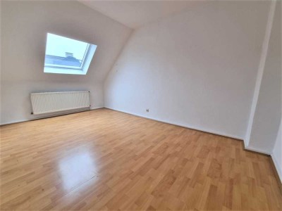 2- Zimmer Dachgeschosswohnung in Bahnhofsnähe