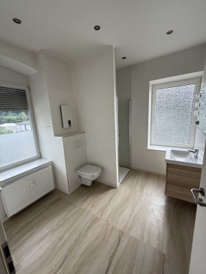 Schöne helle 2 Zimmer Wohnung mit Einbauküche und Tageslichtbad