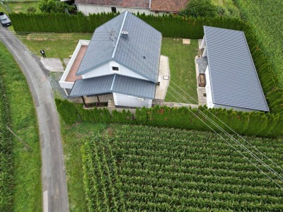 NEUER PREIS! Ländliche Ruhe trifft modernen Wohnkomfort – Einzigartige Liegenschaft mit großer Sonnenterrasse und traumhaftem Ausblick!