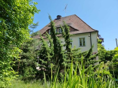 Die Lage macht´s ... 
Herrschaftliche Villa mit Chic und Charme der 1950 er Jahre